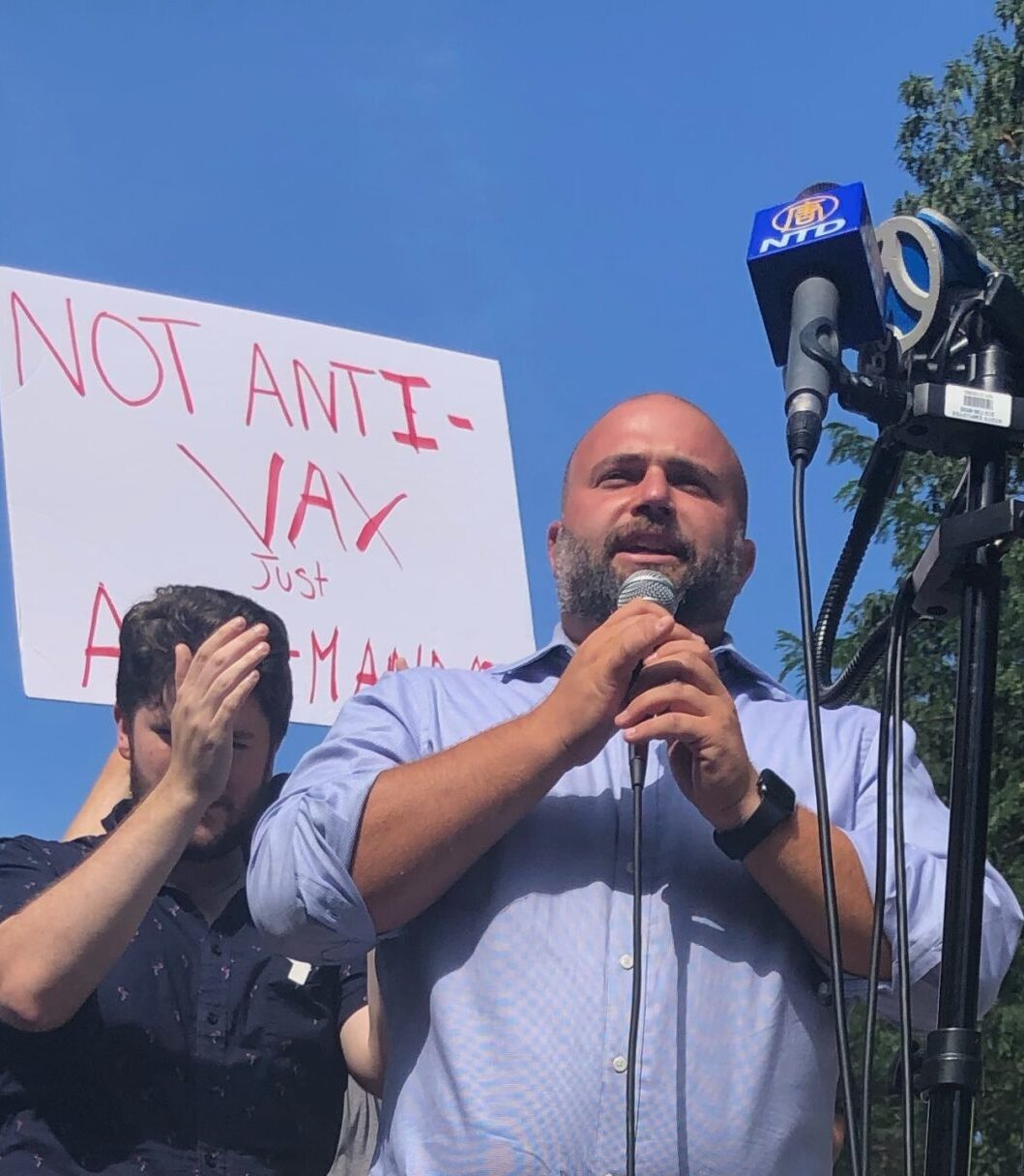 Joe rallies in front of Gracie Mansion against vaccination mandates.